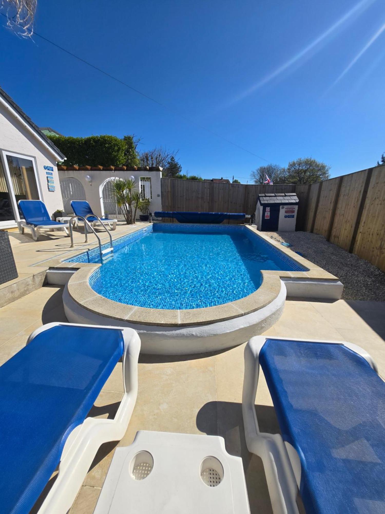Family Bungalow With Private Pool 基尔格蒂 外观 照片