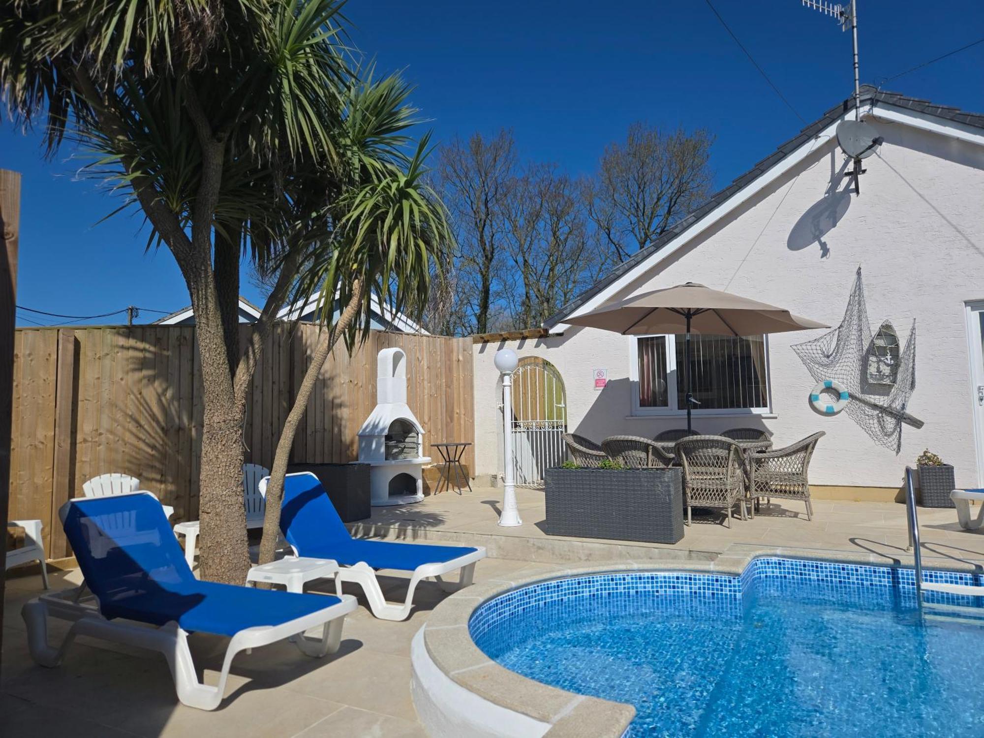 Family Bungalow With Private Pool 基尔格蒂 外观 照片