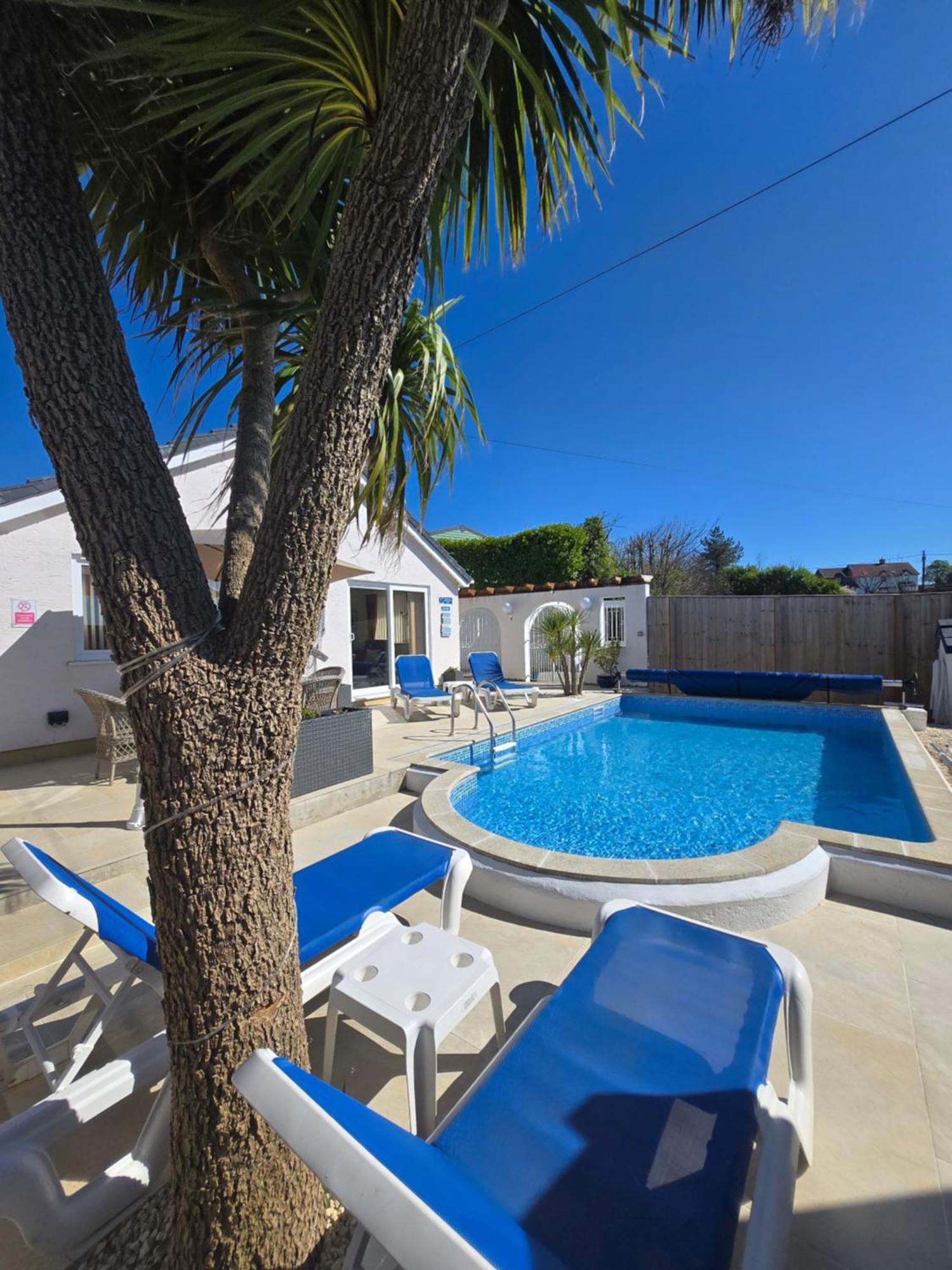 Family Bungalow With Private Pool 基尔格蒂 外观 照片